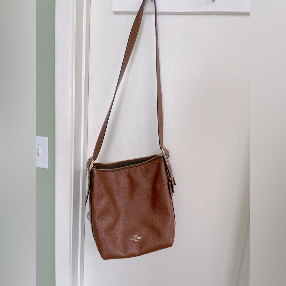 Coach crossbody bag.  Like new condition!! Zipper close!